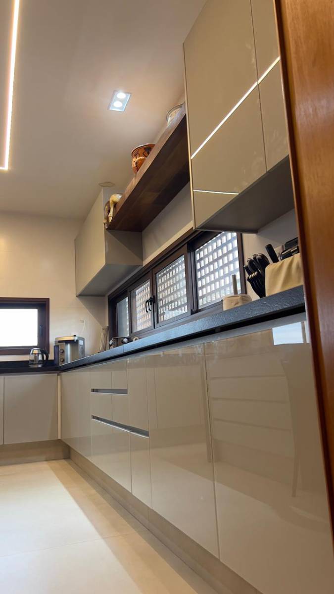 Cozinha planejada de alto padrão com acabamento laqueado